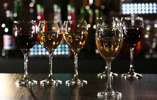 Bicchieri di vino sopra il piano bar